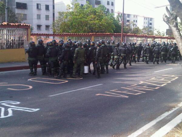 Al frente de los Samanes Los Guardias callados escuchando a la gente como les reclamaban