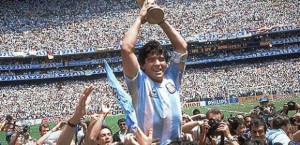 Mexico 86 maradona con el trofeo