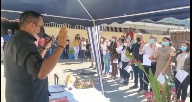 Alcalde Victor Bustamante y equipo de trabajo en Zea