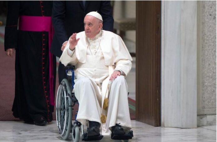 El-papa-en-silla-de-ruedas