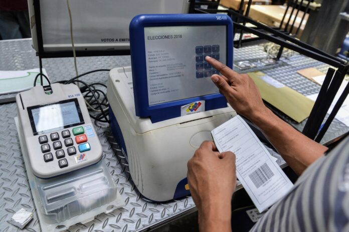 maquina de votación y de captahuellas